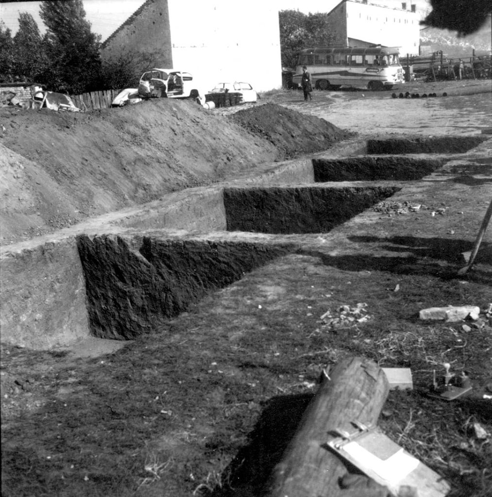 Iskopane rupe na arheološkom nalažištu